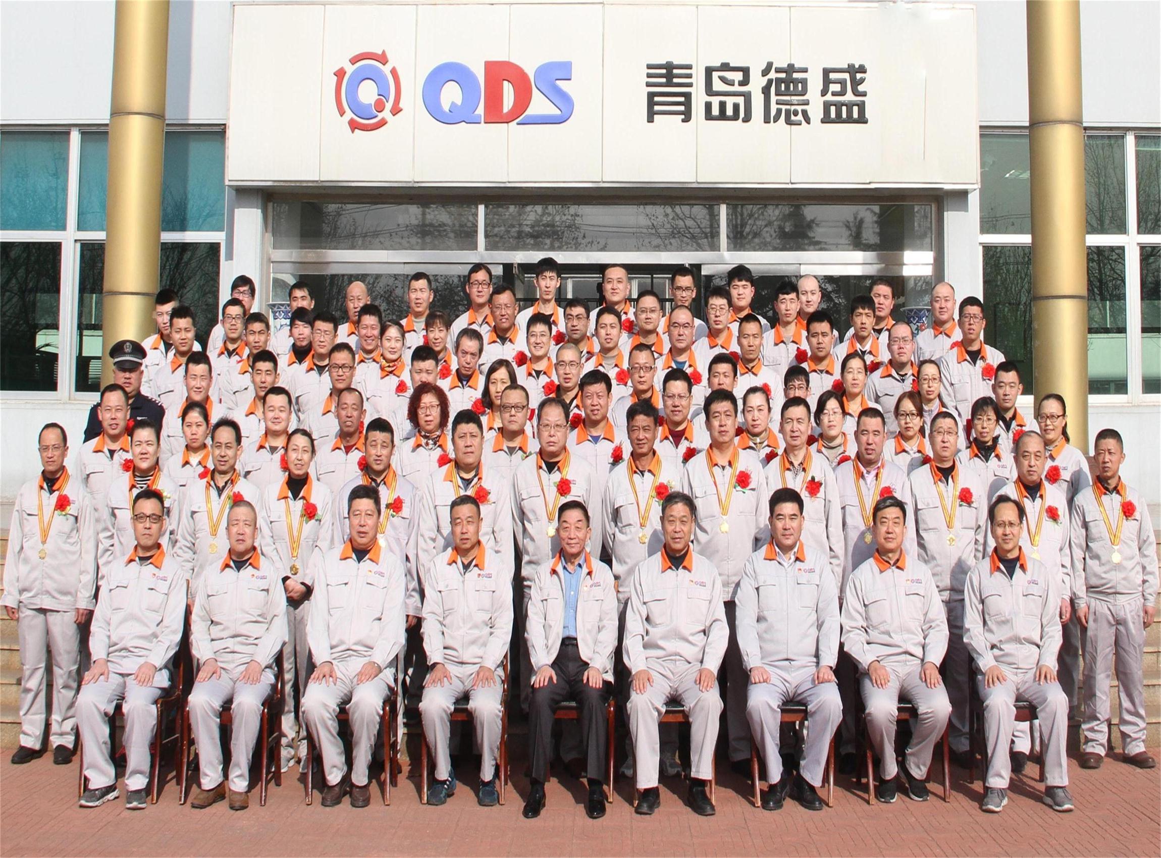 董事長(zhǎng)孫佩璋及全體高管與獲獎(jiǎng)員工、榮獲獎(jiǎng)牌員工合影
